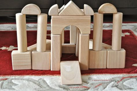 Preschool Castle Theme: Great picture for the block center to encourage and inspire young builders! Purim Preschool, Castles Topic, Castles And Dragons, Royalty Theme, Fairy Tales Preschool, Knights And Castles, Fairy Tale Activities, Castle Project, Block Center