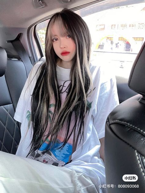 Korean Girl Hair Color, Blonde Hair Streaks, Blonde With Black Underneath, Skunk Patch Hair, Skunk Hair, Korean Hair Color, Hair Color Underneath, Hair Color Streaks, Hair Streaks