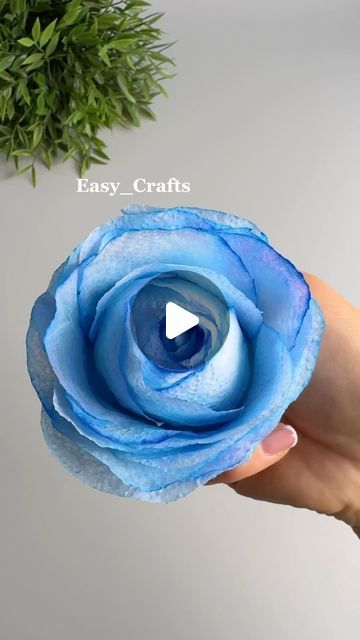 Diy Roses Paper Easy, Paper Towel Flowers Diy, Diy Flowers Easy, How To Make Paper Flowers Easy, Easy Adult Crafts, Paper Towel Flowers, Paper Flowers Diy Tutorial, Tissue Paper Craft, Tissue Paper Art