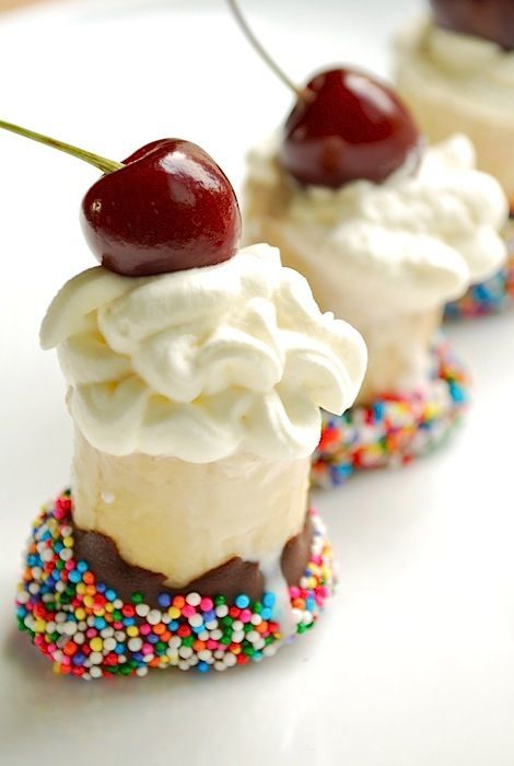 5 Bridal Shower Cheats and Hacks Banana Split Bites, Fingerfood Party, Munnar, Think Food, Eat Dessert First, Banana Split, Yummy Sweets, Eat Dessert, Sweets Treats