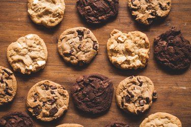 How to Bake Cookies With a Convection Oven | eHow Convection Oven Baking, Convection Oven Cooking, Convection Oven Recipes, Galletas Keto, Cookies From Scratch, Raw Cookie Dough, Postre Keto, Convection Cooking, Keto Chocolate Chip Cookies