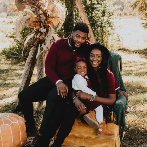 Fall or Holiday pictures Burgundy Christmas Outfit Family, Christmas Family Photoshoot Outdoor, Family Pictures Outside, Holiday Family Pictures, Stage Aesthetic, Black And White Color Scheme, Winter Family Photoshoot, Christmas Photos Outfits, Winter Family Pictures