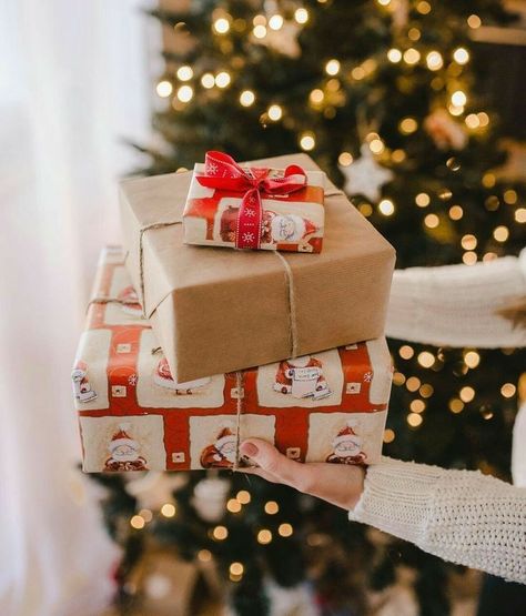 Christmas Gift Wrapping Aesthetic, Christmas Flatlay, Gifts Photography, Christmas Collage, Christmas Shoot, Cosy Christmas, What Is Christmas, Christmas Photography, Christmas Gifts For Boyfriend