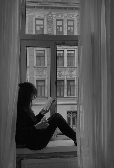 White Reading Aesthetic, Book Window Aesthetic, Reading Books Black And White, Bookish Profile Pictures Aesthetic, Reading Woman Aesthetic, Black And White Writing Aesthetic, Black And White Reading Aesthetic, People Reading Books Photography, Reading Aesthetic Black And White