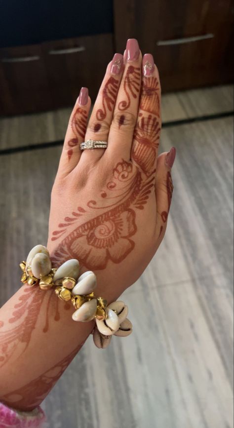 Haldi Hand Jewellery, Haldi Snapchat Story, Rangoli Snapchat Story, Rajputana Culture, Waheguru Quotes, Beautiful Simple Mehndi Design, Indian Nails, Layer Dresses, Best Indian Wedding Dresses