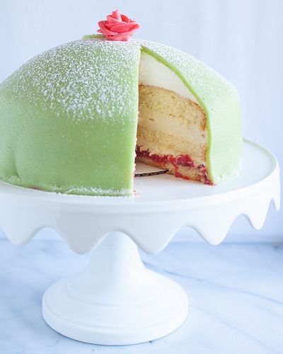 Treats: Swedish Princess Cake (Prinsesstårta) Swedish Princess Cake Recipe, Fondant Covered Cakes, Princess Cake Swedish, Princess Cake Recipe, Nordic Baking, Princess Torte, Swedish Treats, Swedish Princess Cake, Swiss Cake