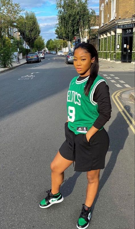 Lakers Outfit, Jersey Outfits, Diy Summer Clothes, Cute Sporty Outfits, Nba Outfit, Stylish Summer Outfits, Jersey Outfit, Swag Outfits For Girls, Tomboy Outfits