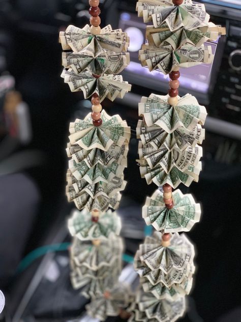 Graduation gift ideas Money Garland Graduation, Money Garland, Graduation Money Gifts, Graduation Gift Ideas, Graduation Money, Garland Ideas, Money Gifts, Money Gift, Graduation Gifts