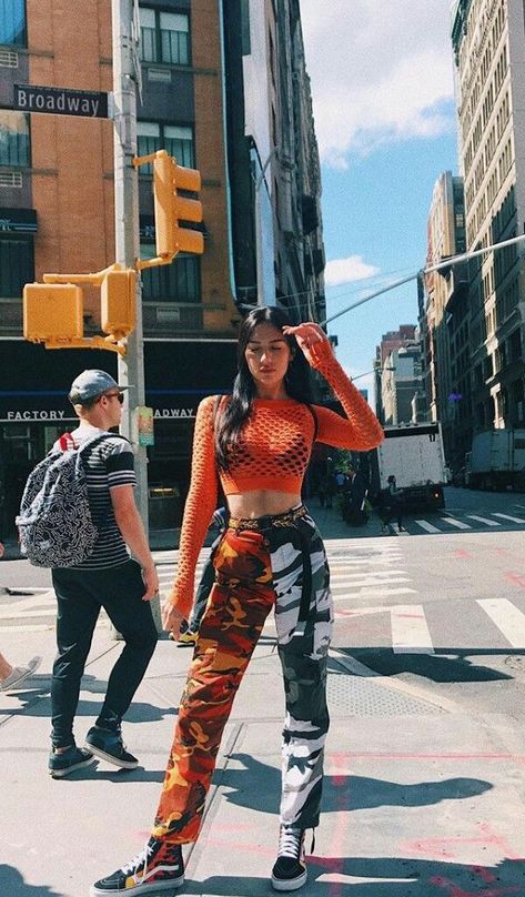 962e56a8a0b0420d87272a682bfd1e53desc47510513ri Hiphop Concert Outfit, Power Fashion, Orange Outfits, Looks Hip Hop, Instagram Baddie, Trending Fashion Outfits, Festival Looks, Hipster Fashion, Boho Stil