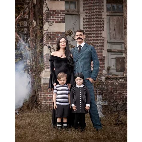 Addams Family Costumes Group, Thing Hand Costume Addams Family, Addams Family Fancy Dress, Adams Family Lurch Costume, Lurch Addams Family Costume, Pugsley Addams Costume, Cute Family Halloween Costumes, Morticia Addams Costume, Pugsley Addams