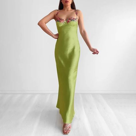 On ROF (Realm of Fairies) The perfect satin dress does exist + Get 15% OFF on your first order and enjoy the FREE shipping for orders over 50€ ✨ Lace Satin Dress, Satin Halter Dress, Halter Dresses, Lace Halter Dress, Linen Pants Women, Dresses 2024, Versatile Dresses, Evening Attire, Chic Woman