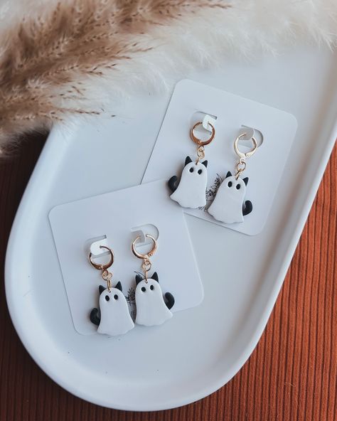 We couldn't forget about all of our pet lovers this spooky season 🐈‍⬛ 🐕 👻 #handmadejewelry #handmadeclayearrings #polymerclayearrings #jewelrydesigner #trendyearrings #hypoallergenicearrings #behindthescenes #shopsmall #falloween #fallstyle #fallearrings #ghostpet #ghostcat #ghostdog Ghost Clay Earrings, Cat Earrings Diy, Cat Clay Earrings, Cat Earrings Polymer Clay, Clay Cat Earrings, Clay Earrings Halloween, Boho Clay Earrings, Clay Inspo, Earring Inspo