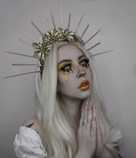 Halloweenský Makeup, Nail Makeup, Ghost Of Christmas Past, Halloween Makeup Inspiration, Gold Makeup, Makeup Studio, Halloween Makeup Looks, Airbrush Makeup, Foto Art