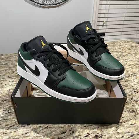 Air Jordan Retro 1 Low, Dark Green Jordans, Jordan Low Outfit, Nike Shoes Green, Air Jordan 1 Green, Air Jordans 1 Low, Shoe Games, Jordans Low, Nike Jordan 1 Low