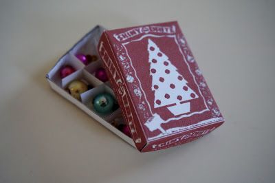 Dollhouse Vintage Ornament Box - Shiny Brite and way too cute! Free pattern link on Moments of Delight...Anne Reeves Dollhouse Christmas Tree, Tiny Ornaments, Shiny Brite Christmas, Dollhouse Vintage, Printable Box, Shiny Brite Ornaments, Dollhouse Christmas, Doll Family, Ornament Box