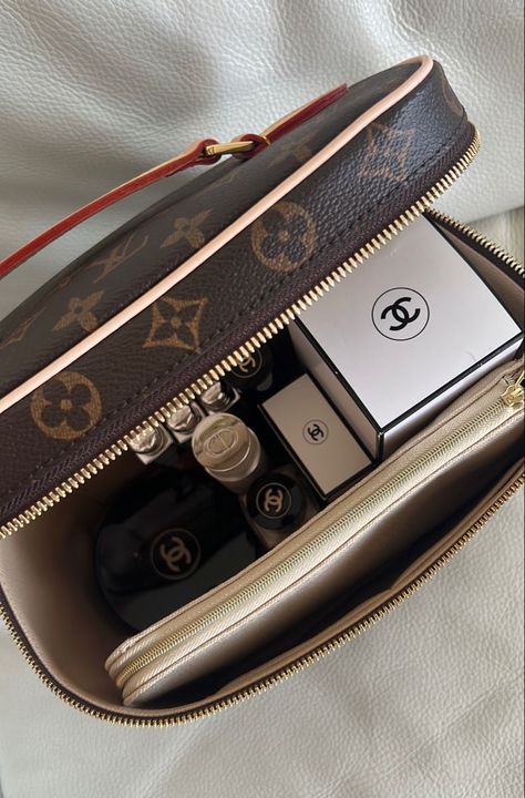 Beis Luggage, Louis Vuitton Makeup Bag, Louis Vuitton Makeup, Summer Street Wear, 2022 Street Style, Expensive Makeup, Street Syle, Frases Aesthetic, Looks Summer