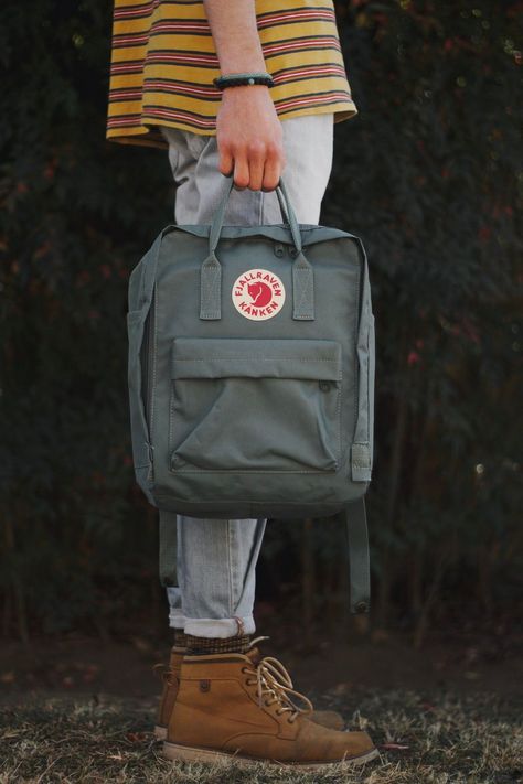 Mochila Fjallraven Kanken, Kanken Classic, Fjallraven Women, Backpack Fjallraven, Green Backpacks, Brown Leather Backpack, College Backpack, Black Leather Backpack, Streetwear Men Outfits