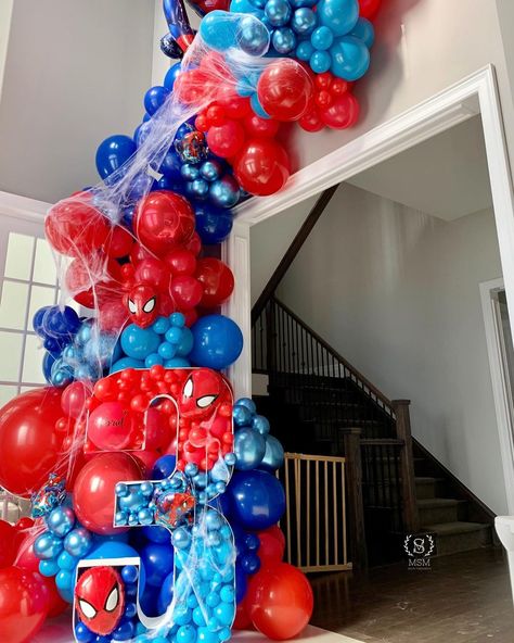 Spidey And His Amazing Friends Balloon Garland, Marvel Balloon Ideas, Spiderman Balloon Decor, Spidey And His Amazing Friends Balloon Arch, Spidey Balloon Arch, Spiderman Backdrop Ideas, Spider Man Balloon Ideas, Spider Man Balloon Arch, Spider Man Balloon Garland