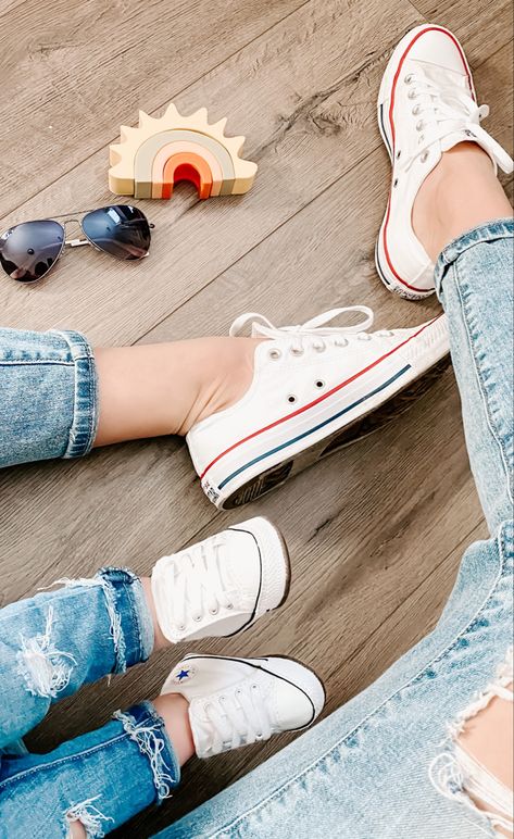 Mom And Daughter Matching Shoes, Matching Shoes Family Photos, Mommy And Me Shoes, Mom Instagram Pictures, Sporty Mom, Aesthetic Branding, Shorts And Converse, Mommy And Me Photo Shoot, Mom And Daughter Matching