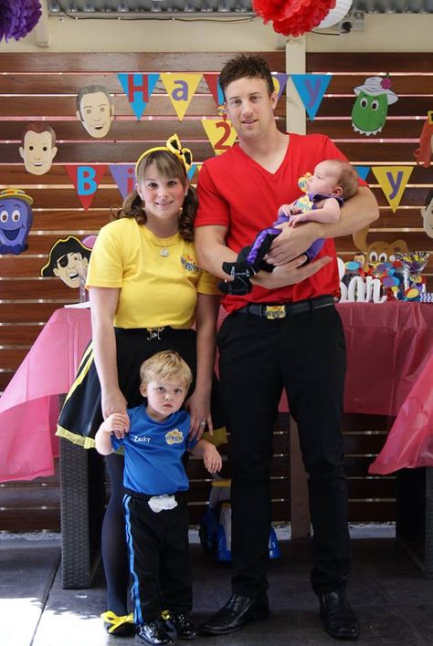 Family Wiggly dress ups! #thewiggles #wigglefans #dressups #emmawiggle #simonwiggle #lachywiggle #anthonywiggle Wiggles Halloween Costume, Wiggles Costume, Emma Wiggle Costume, Emma Wiggle, Wiggles Birthday, Book Week Costume, The Wiggles, Baby 1st Birthday, Family Costumes