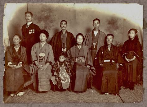 Japanese family photo-Nagasaki-about 1900 Japanese Family Aesthetic, Jpop Aesthetic, Japanese Fashion Trends, Madama Butterfly, Medieval Japan, Japanese Couple, Paper Cranes, Japan Outfit, Japanese History