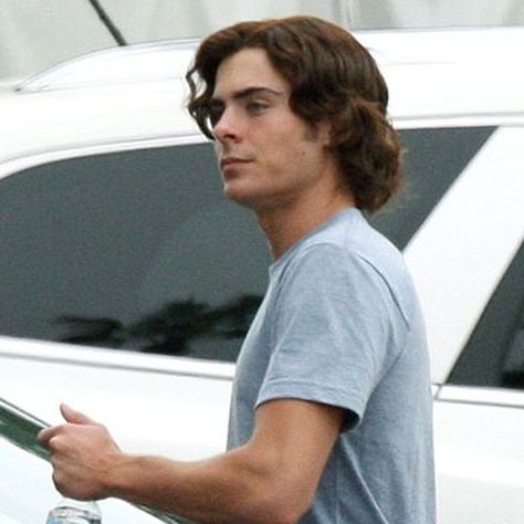 Zac Efron Hairstyles – 20 Best Men’s Hair Looks Zac Efron Long Hair, Zac Efron Hairspray, Zac Efron 17 Again, Zac Efron Hair, Zac Efron Pictures, Zac Efron Movies, Dandy Look, 17 Again, Long Hairstyle