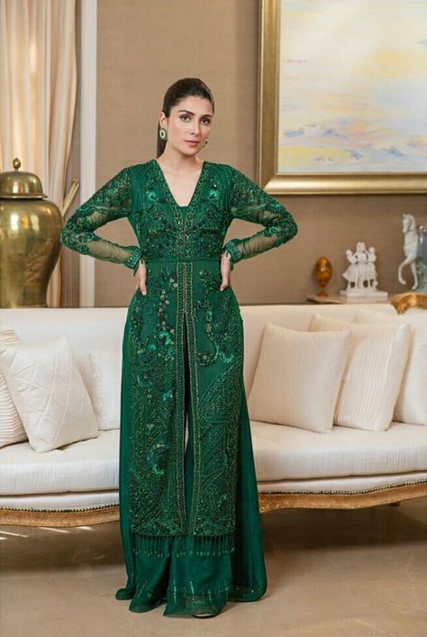 Ayeza Khan Dresses, Pakistani Mehndi Dress, Asian Wedding Dress Pakistani, Pakistani Formal Dresses, Latest Dress Design, Beautiful Casual Dresses, Frock For Women, Ayeza Khan, Simple Pakistani Dresses