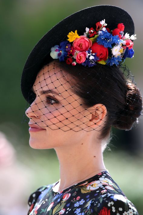 Charlotte Riley et son chapeau fleuri Charlotte Riley, Carole Middleton, Ascot Hats, Hats And Fascinators, Kentucky Derby Hats, Elegant Hats, Cocktail Hat, Fancy Hats, Love Hat