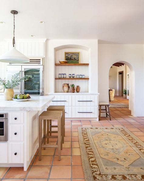 Spanish Style Kitchen, Spanish Interior, Spanish Home Decor, Spanish Bungalow, Spanish Modern, Spanish Style Home, Casas Coloniales, Spanish Style Homes, Mediterranean Home