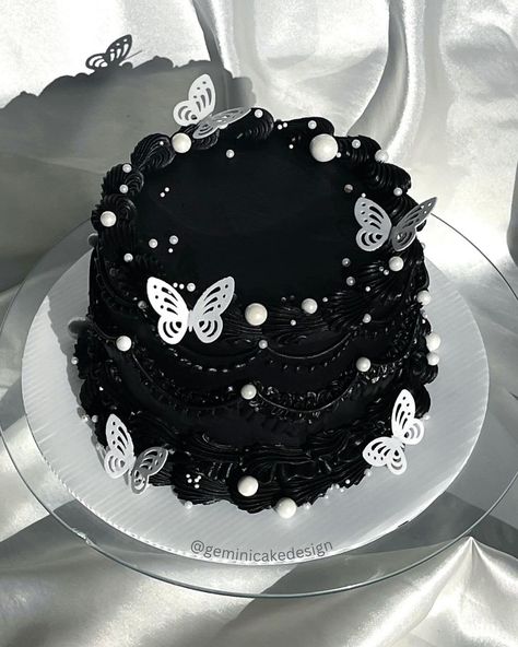 More black and white cakes please #buttercream #buttercreamcake #cake #cakedecorating #cakedesign #wiltontips #wiltoncakes #austintx… | Instagram