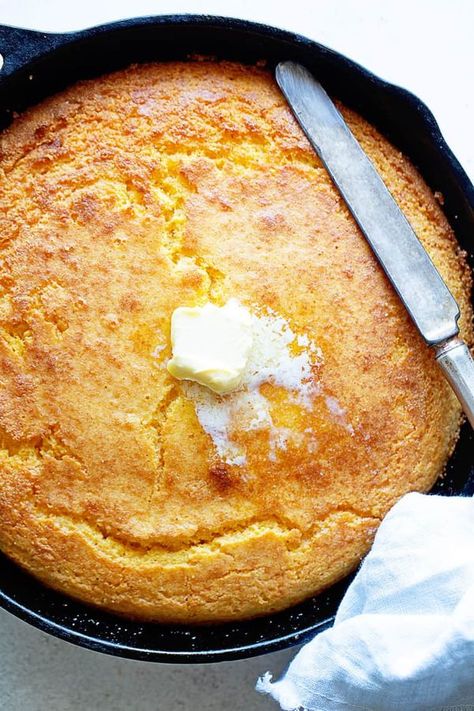 Fluffy Cornbread, Southern Cornbread Recipe, Hot Water Cornbread, Soul Food Recipes, Corn Bread Bake, Delicious Cornbread, Cornbread Dressing Southern, Skillet Cornbread, Southern Cornbread