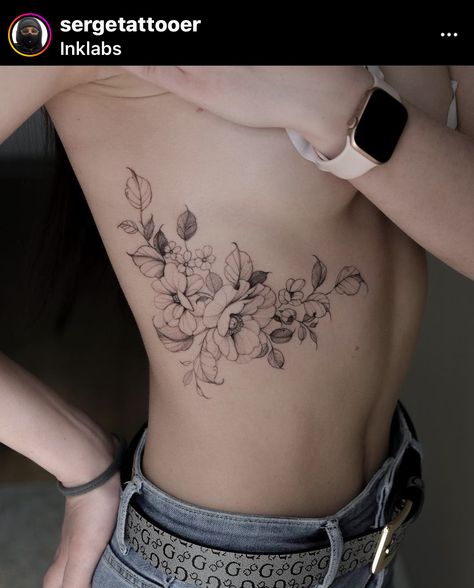 Floral Side Tattoos Women, Flower Rib Tattoos For Women, Flower Tattoo Ribs, Floral Rib Tattoo, Rib Tats, Brust Tattoo Frau, Wellen Tattoo, Flower Tattoo On Ribs, Side Tattoos Women