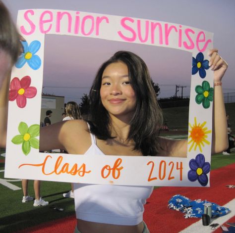 Senior Photo Frame Ideas, Senior Picture Frame, Senior Sunrise Glasses, Senior Sunrise Frame Ideas, Senior Sunrise Photo Frame, Senior Stuff Ideas, Senior Events High School Ideas, Senior Sunrise Banner, Senior Decorations Ideas