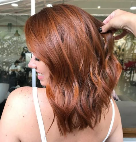 Conheça os tons de ruivo acobreado e dicas para manter a cor radiante - Foto 7 Honey Brown Hair Color, Brunette Hair Color With Highlights, Pumpkin Spice Hair, Brown Hair Color Shades, Cinnamon Hair, Honey Brown Hair, Hair Color Auburn, Hair Color Shades, Short Hair Balayage