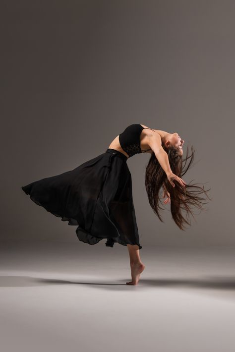 Skirt Dance Photography, Western Dance Poses, Contemporary Dance Silhouette, Beginner Dance Poses For Pictures, Dance Poses For Pictures Easy, Lyrical Dance Poses For Pictures, Dance Outfits Aesthetic, Dance Photoshoot Poses Simple, Lyrical Dance Poses