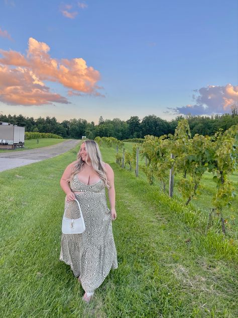 Summer night, curves, curvy look, abercormbie, plus size influencer, curvy influencer, winery outfit, winery idea, winery photo, winery dress, ysl bag, sunmer night, summer aesthetic, grow on instagram, instgram follows, curve influencer Plus Size Winery Outfit, Plus Size Influencers, Winery Dress, Night Summer Aesthetic, Winery Outfit, Fashion Inspo Summer, Wineries Outfit, 2022 Outfits, Night Summer