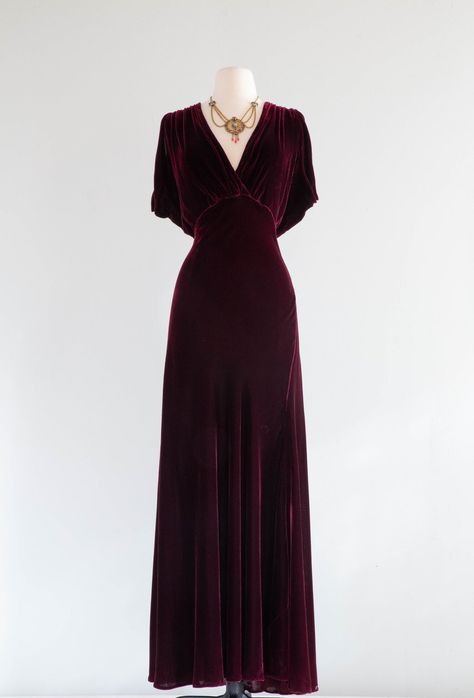 Wine Velvet Dress, 40s Mode, Velvet Evening Gown, Vintage Clothing Store, Vintage Clothing Boutique, 1930s Fashion, Stil Inspiration, Look Vintage, Silk Velvet