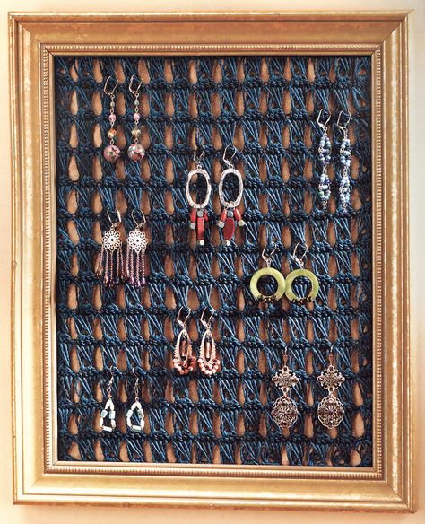 Jewellery Hanger Diy, Crochet Earring Display, Crochet Jewelry Hanger Pattern, Knitted Earring Holder, Earing Holder Crochet, Crochet For Home Decor Ideas, Crochet Earring Hanger, Crochet Earing Hanger, Crochet Framed Art