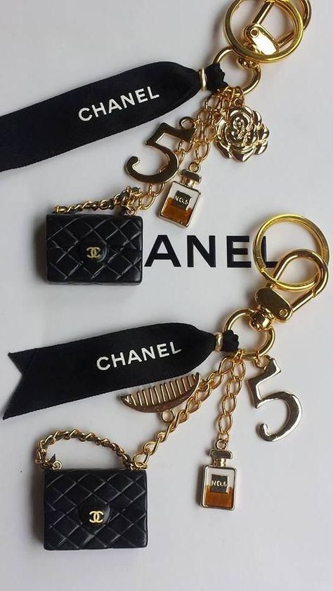 Subscribe to my YouTube channel♡ YouTube.com/c/annalisewood Chanel Fashion Show 2019, Chanel Decoration, Carcase Iphone, Dior Parfum, Stile Blair Waldorf, Chanel Decor, Chanel Fashion Show, Chanel Outfit, Cute Car Accessories