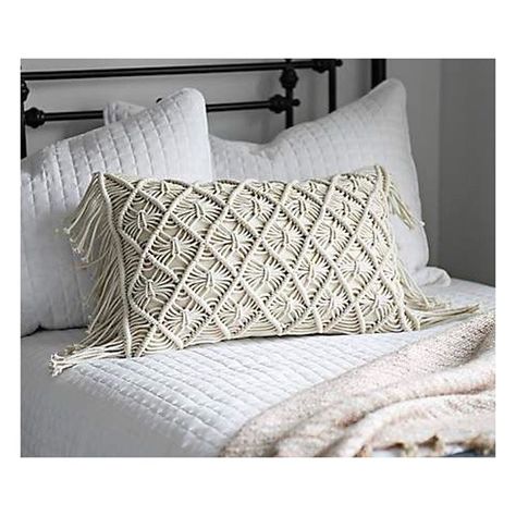 Los espejos fueron furor, por eso incorporamos los nuevos almohadones de macramé Phi Phi en color crudo pero con textura para agregar algo… Accent Pillows Living Room, Macrame Pillow, Art Macramé, Macrame Fringe, Macrame Knot, Macrame Ideas, Macrame Decor, Macrame Knots, Curtain Patterns