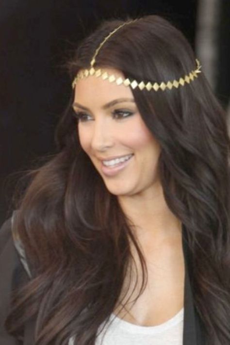 Head chain Kim Kardashian Greek Goddess Hairstyles, Head Chain Jewelry, Chain Headpiece, Hair Chains, Headpiece Jewelry, Celebrity Jewelry, Goddess Hairstyles, Head Chain, Head Jewelry