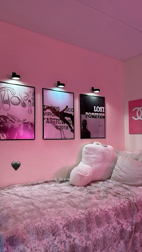 3 Bedroom Decor Ideas, Picture Wall Room Ideas, Small Pink Room Decor, Pink Room Walls Aesthetic, Aesthetic Y2k Room Decor, Room Aura Aesthetic, Roommates Room Ideas, Nice Dorm Room, Room Inspo Feminine