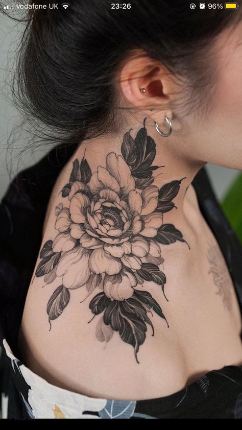 Dark Tattoo Ideas, Floral Back Tattoos, Backpiece Tattoo, Upper Back Tattoos, Tattoo Neck, Woman Flower, Flower Tattoo Back, Tato Lengan, Back Of Shoulder Tattoo