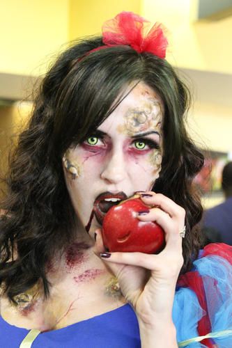 Zombie Snow White Comiconn 2014 Photo: Alex Syphers Model: Jessica McCurry #makeup #fxmakeup #halloween #zombie #disney #disneyprincess #princess #Snowwhite #halloween #cosplay #costume Zombie Snow White Makeup, Scary Snow White Costume, Dead Snow White Makeup, Scary Princess Costume, Snow White Scary, Zombie Snow White, Snow White Makeup, Zombie Cosplay, Original Halloween Costumes