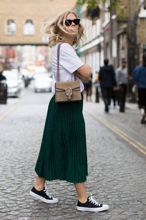 Avec un tee-shirt blanc et des Converse Converse Style Women, Green Pleated Skirt, Pleated Fashion, Pleated Skirt Outfit, Fashion London, London Fashion Weeks, Metallic Pants, Sporty Dress, Hijab Outfits