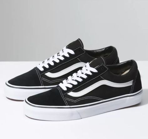 Vans Shoes Old Skool, Low Top Vans, Black And White Vans, Tenis Vans, Vans Original, Old Skool Black, Vans Store, Sneakers Vans, Vans Black And White