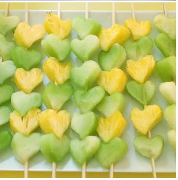 fruit heart skewers, yellow  pineapple and green honeydew Fruit Kabobs Kids, Fruit Platter Ideas Party, Green Desserts, Kabob Skewers, Fruit Skewers, Bridal Shower Cookies, Fruit Kabobs, Bridal Shower Food, New Fruit