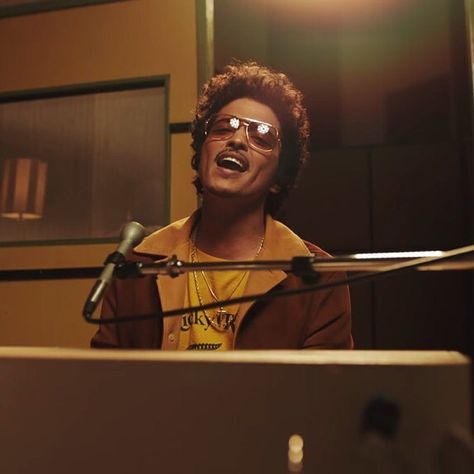 Bruno Mars Hair, Bruno Mars Style, Bruno Mars Quotes, Mars Aesthetic, Guy Crush, Leave The Door Open, Male Aesthetic, Silk Sonic, Bootsy Collins