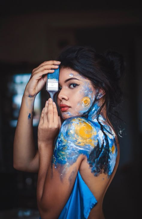 Paint On Body Photography, Paint Photoshoot Ideas, Flower Photoshoot Creative, Paint Photoshoot, Body Artwork, Artist Photoshoot, Portret Feminin, Projector Photography, Photoshoot Art