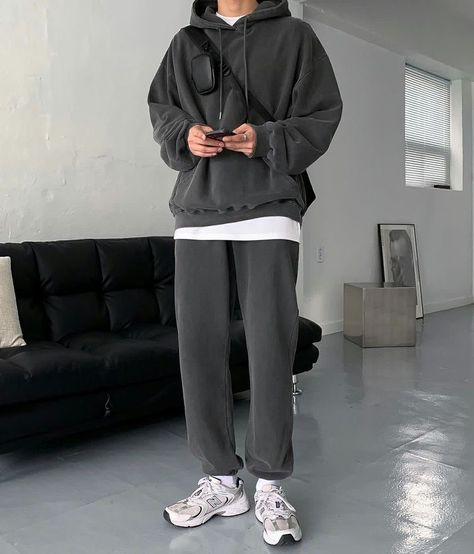 Hoodie And Joggers Outfit Men, New Balance Korean Outfit, Korean Sporty Outfits Men, Hoodie And Sweatpants Outfit Men, Korean Men Fashion Streetwear, Men Sweatpants Outfit, Hoodie Outfit Korean, Sweatpants Outfit Men, Winter Outfits Men Streetwear